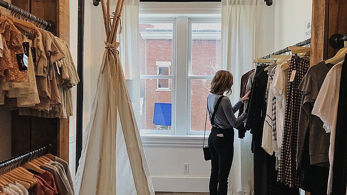 Kleidung richtig einlagern im Lagerraum