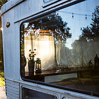 Stauraum-Hacks, um Ihr Wohnmobil von innen heraus zu organisieren