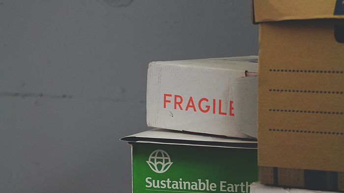 Umziehen mit Pappkartons oder Plastikboxen